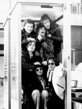 Musikgruppe in Telefonzelle